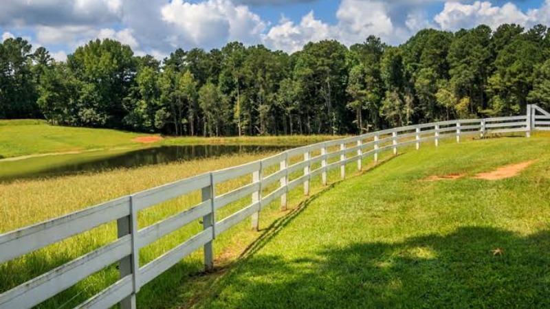 How to Choose a Farm Fence That Fits Livestock, Land, and Daily Work in 2026